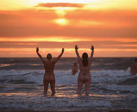 Naked Skinny Dip Revellers Run Nude Into The Sea For Charity In Northumberland Daily Star