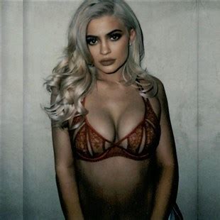 Kylie Jenner Finally Shows Off Her Naked Nipples Imagedesi