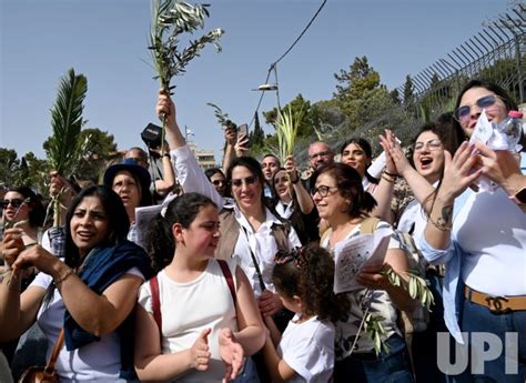 Photo Palestinian Christians Take Part In The Palm Sunday Procession
