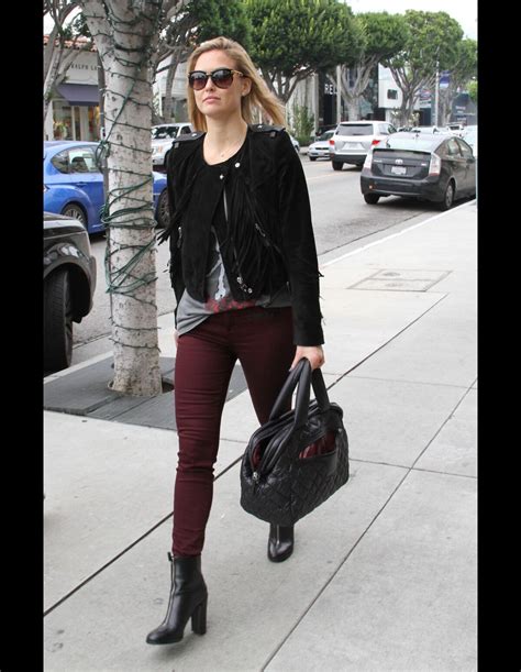 Photo Bar Refaeli en pleine séance shopping à West Hollywood porte une veste Isabel Marant