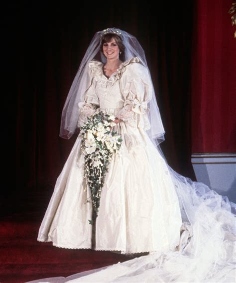 You Can Now See Princess Dianas Wedding Dress Irl