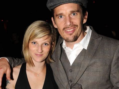 Ethan hawke lebe mit seiner neuen frau zwar monogam, von dem prinzip halte er aber nicht unbedingt etwas, wie er 2013 im interview mit mr. Baby-News: Ethan Hawke wird zum 4. Mal Papa! | Promiflash.de
