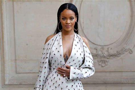 Posa Rihanna En Sensual Ropa Intima
