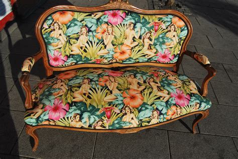 Un comedor sin sillas es como una habitación sin cama. La Tapicera: Sofa Luis XV tapizado con tela de Pin-ups