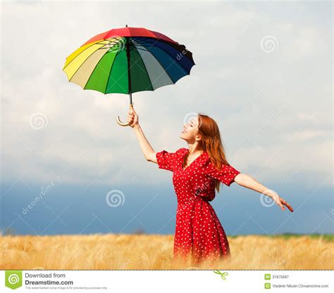 Fille Avec Le Parapluie Image Stock Image Du Rouge émotion 31875687