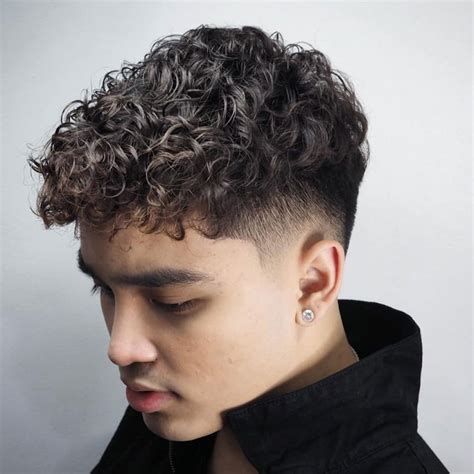 96 curly hairstyles and haircuts for men [2021 edition]