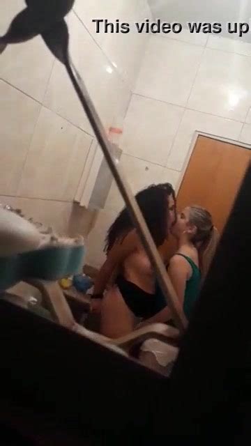 Duas Amigas Safadas Se Pegando No Banheiro Da Festa Cnn Amador