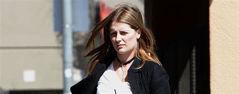 Doch dies blieb nicht ohne spuren. Mischa Barton: Massige Beine dank Mini-Shorts? | Promiflash.de