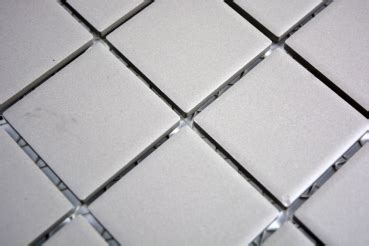 Skandinavische wohnküche von ikea mit offenem essbereich und metrofliesen aus fliesenaufklebern. Mosaik Fliese Keramik hellgrau unglasiert Küchenrückwand ...