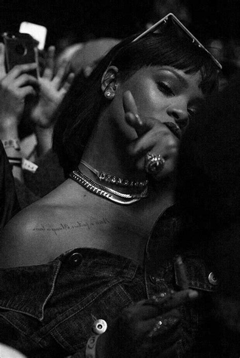 Pin By • 𝕋𝕖𝕟𝕕𝕖𝕟𝕔𝕚𝕒 • On • Feed Tendencia Instahistories • Rihanna Photos Rihanna Rihanna Riri
