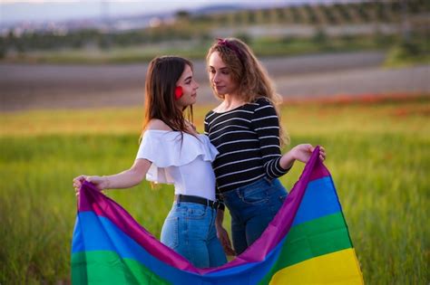 Hermosa Joven Pareja De Lesbianas Con La Bandera Del Arco Iris Igualdad De Derechos Para La
