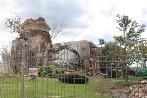 Graves County Courthouse Demolition Draws In Locals Hopes For The