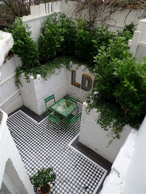 Courtyard White Walls Black And White Tiles Modern Urban Garden Design