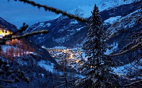 Suiza Alpes Montañas Invierno Nieve Noche árboles Casas Tarde