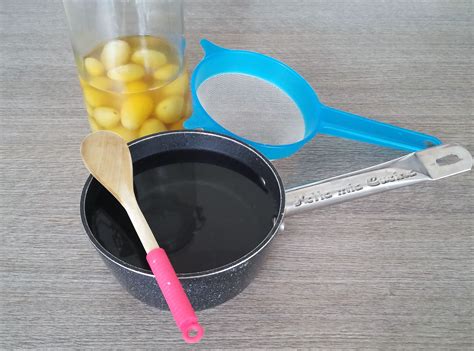 Preparazione del liquore di mandarini. Liquore digestivo di Kumquat - Mandarino cinese - Miriam ...