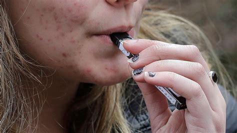 texas governor signs law raising the state s legal smoking age to 21 huffpost canada politics