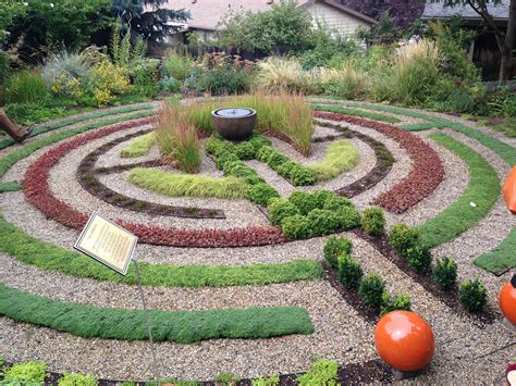 Make Your Own Labyrinth Using Pea Gravel And Succulents Visually Fun