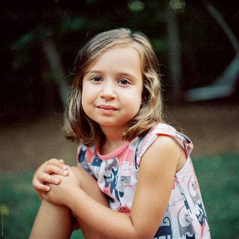 Close Up Portrait Of A Beautiful Young Girl Del Colaborador De