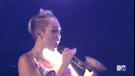 Miley Cyrus Twerks Stuns Crowd On Mtv’s Vma Show Fox 4 Kansas City Wdaf Tv News Weather