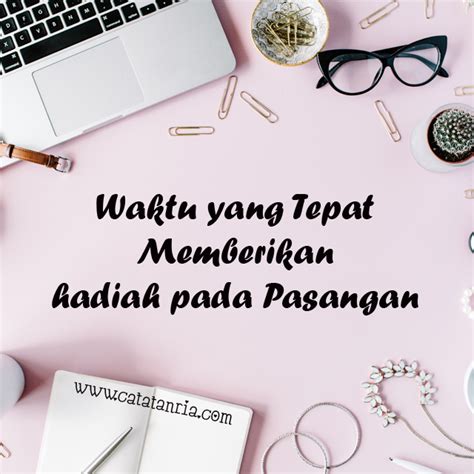 Aku merasa wajib untuk tampil secantik dan semenarik mungkin… dengan make up yang simple nampaklah jelas kecantikan alamiku. Catatan Ria: Ketahuilah Waktu yang Tepat Memberikan Hadiah ...