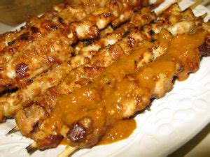 Kamu bisa panggang sate di wajan datar tanpa perlu menggunakan panggangan sate seperti biasanya. Aneka Resep Cara Membuat Sate Madura