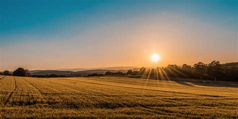 El clima y el tiempo son dos nociones diferentes que no se deben confundir, por esta razón se hace necesario formular una definición sobre el tiempo dicha condición es cambiante puede variar de la mañana a la noche o de un día a otro. State of the UK Climate - Met Office