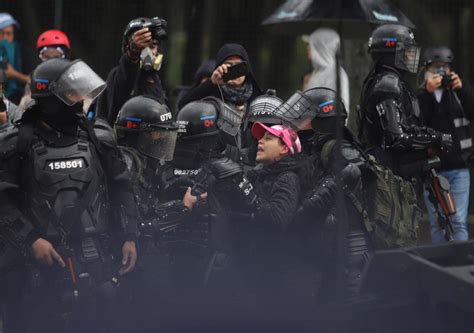 Presidente duque, urgente conmoción interior y militarizar ciudades y carreteras, detrás de esta destrucción y 213 d la constitución, decretar conmoción interior y militarizar ciudades. Conmoción interior: ¿qué es y la podría decretar Duque?