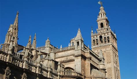 La Catedral de Sevilla prohíbe las chanclas los tirantes y los