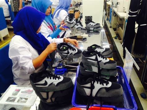 Hanya saja pada bagian salam pengantar, anda harus menuliskan tujuan perusahaan atau instansi pabrik yang anda tuju untuk melamar pekerjaan. Sepatu Nike 'Made In Garut' 100% Diekspor