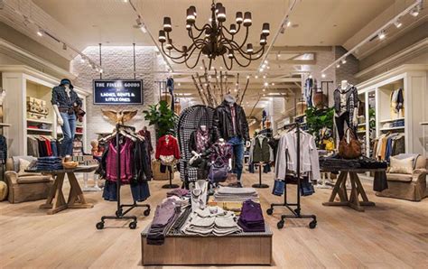 Create a striking focal point on your floor or wall with darker colors of stone. The Psychology of Interior Design Part 2: Retail Store Layouts | Fohlio