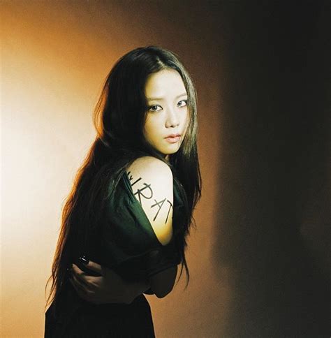 Teaser poster drakor yang jisoo bintangi bersama aktor terkenal jung hae in tersebut pun sudah dirilis ke publik. JISOO🤍 (@sooyaaa__) • Fotos y videos de Instagram in 2020 ...