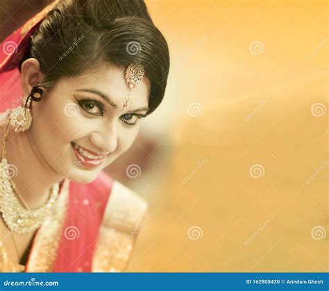 Eine Atemberaubende Indische Braut Gekleidet In Hindu Roten Traditionellen Hochzeitskleidung