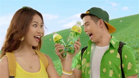 Sau đó pha với 50ml nước nóng khoảng 80 độ c hoặc nước lanh, khuấy đều cho bột trà xanh tan hết, nếu muốn uống đá thì cho thêm tùy khẩu vị. TVC Quảng cáo Trà Xanh Không Độ 2018 - YouTube