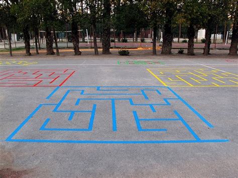 A este patio le vendría bien un poco de cariño. Juegos tradicionales patio colegio (5) - Imagenes Educativas