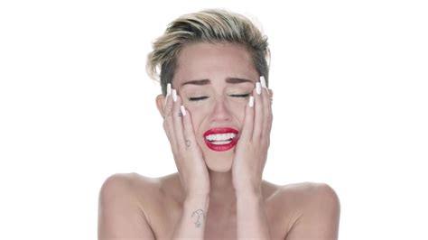 Miley Cyrus Se Desnuda En Su Nuevo Videoclip Exitoina