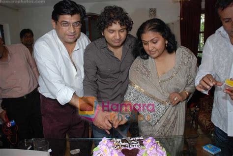 He said that he was asked to praise everyone, no matter how they sang, and he did so. Amit Kumar, Kishore Kumars son Sumit Kumar and wife Leena ...