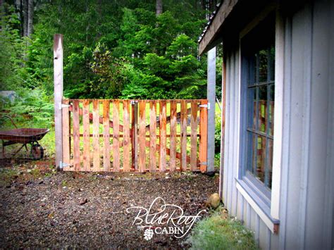 Add a quick coat of stain and you're good to go! 12 Backyard Pallet Projects for Today's Homestead