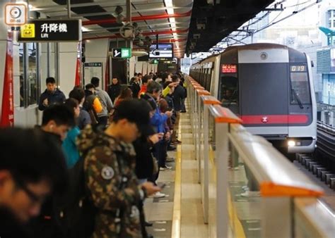 屯馬綫（英語：tuen ma line），香港局部營運中的鐵路綫，規劃和建築沙田至中環綫時稱為東西走廊（英語：east west corridor），是由沙田至中環綫大圍至紅磡段與現有的西鐵綫及已併入屯馬綫一期的原馬鞍山綫連接而. 學校分階段復課 港鐵後日起加密平日早上及中午列車班次｜即時 ...