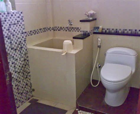 Lantai kamar mandi memilih keramik dengan warna hitam bercorak sederhana. Desain Kamar Mandi Sederhana Dengan Bak Mandi - INOVASI RUMAH