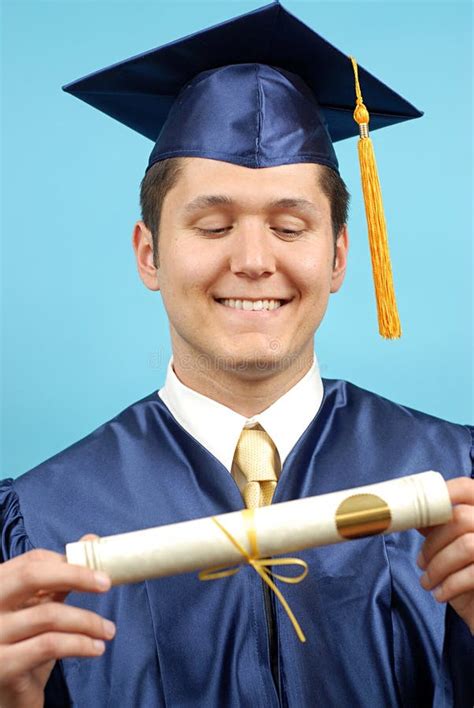 Un Graduado Del Hombre Joven Está Sonriendo En Graduados De La