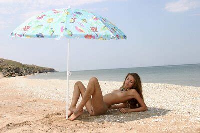 Bild Markiert Mit Skinny Alena Bevza Alena I Brunette MET Art Solare Beach Sexy