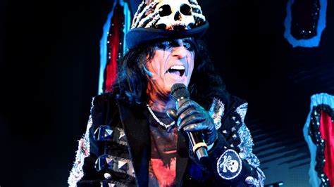On his 2019 ep breadcrumbs , shock rock pioneer alice cooper paid tribute to his hometown of detroit, working in a detroit studio with a host of musicians from the city recording a smattering of covers of bob seger , the mc5 , suzy quatro , the. Alice Cooper divulga novo single "Our Love Will Change the ...