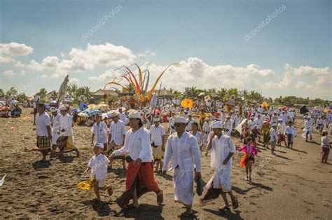 Sanur Beach Melasti Ceremony 2015 03 18 Melasti Es Una Ceremonia De Purificación Y Ritual Hindú
