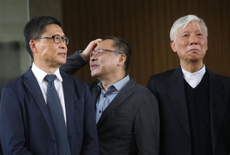 寒蟬效應下，港人陷入失語，自言曾走過多條黑暗隧道的戴耀廷，選擇以「拉撒路計劃」栽種希望，在盡處點起一絲燭光。 他計劃發起全港性商討日，參考新加坡政府八 國安法推出下，不擔心因此被捕嗎？ 「商討咋喎⋯⋯我坐低一齊畫幅畫咋嘛，其實小朋友都做㗎。 」戴耀廷瞪大雙眼，道：「我哋冇推翻佢. 占中九丑全部罪成 市民：正义会迟到但不会缺席 _大公网