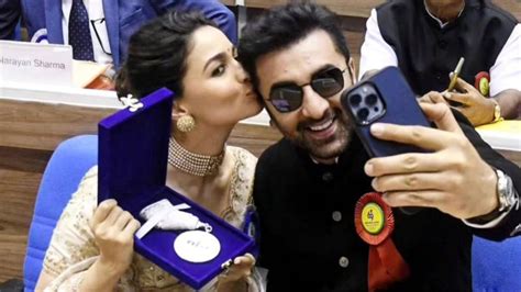 Alia Bhatt Kisses A Proud Ranbir Kapoor As They Pose With Her National