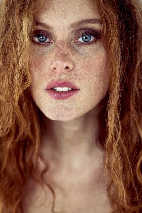 Wunderschöne Lange Rote Haare Sommersprossen Model Frau Schönheit