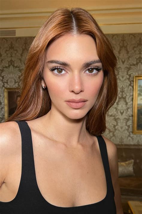 all the details behind kendall jenner s glowy beauty look according to her make up artist