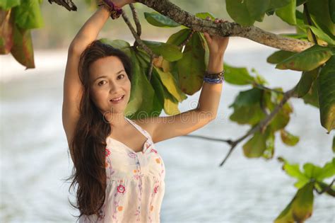 jonge mooie aziatische vrouw met thaise traditionele kleding i stock afbeelding image of