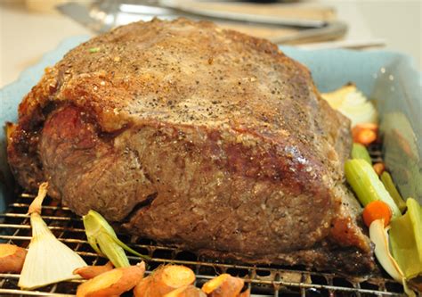 Just toss your favourite veg in some olive oil, seasoning with salt and pepper, and lay the roast on top. Prime Rib Roast with Vegetable Gravy - Go Rare