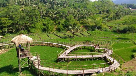 Sebagaimana disinggung di awal bahwa ada cukup banyak makanan khas jawa tengah yang bisa menjadi daftar makanan favorit anda. Jembatan Cinta Romantisnya Berwisata Alam di Jawa Tengah - Jawa Tengah